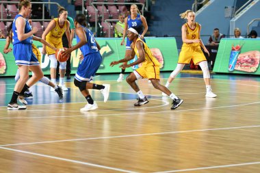 Orenburg, Rusya - 3 Ekim 2019: Kızlar basketbol oynar