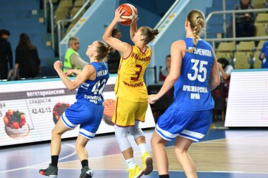 Orenburg, Rusya - 3 Ekim 2019: Kızlar basketbol oynar