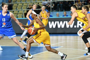 Orenburg, Rusya - 3 Ekim 2019: Kızlar basketbol oynar