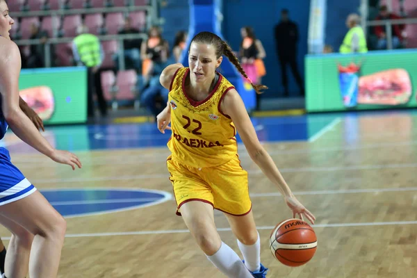 Orenburg, Rusya - 3 Ekim 2019: Kızlar basketbol oynar