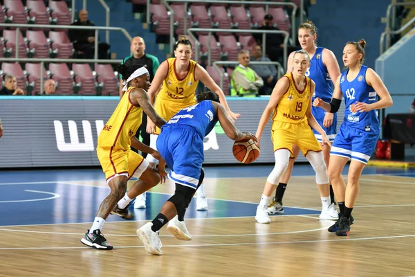 Orenburg, Russie - 3 octobre 2019 : Les filles jouent au basket-ball — Photo