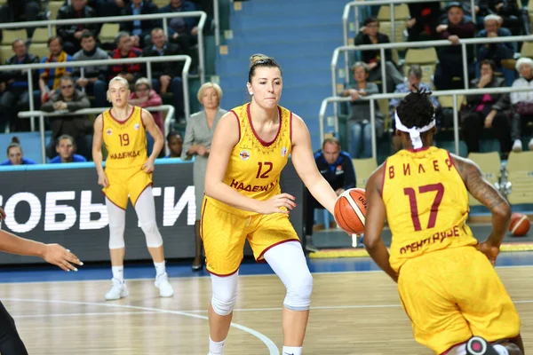 Orenburg, Rusko - 3. října 2019: Dívky hrají basketbal — Stock fotografie