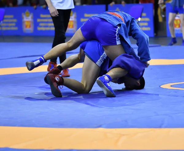 Orenburg, Rússia - 16 de fevereiro de 2019: Competições de meninos Sambo — Fotografia de Stock