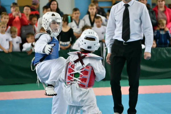 Orenburg, Rosja - 19 października 2019: Chłopcy rywalizują w taekwondo — Zdjęcie stockowe