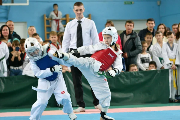 Orenburg, Rusland - 19 oktober 2019: Jongens nemen deel aan taekwondo — Stockfoto