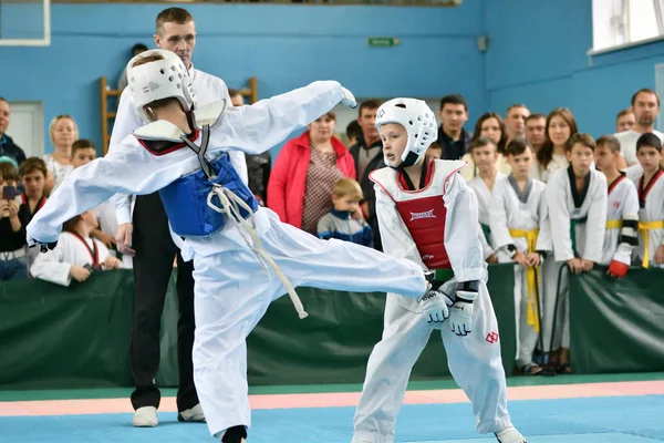 Orenburg,ロシア- 2019年10月19日:男の子はtaekwondoで競います — ストック写真