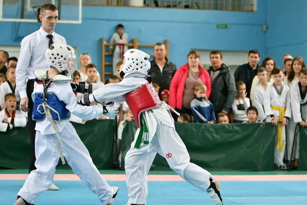 Orenburg, Russia - 19 ottobre 2019: I ragazzi gareggiano a taekwondo — Foto Stock