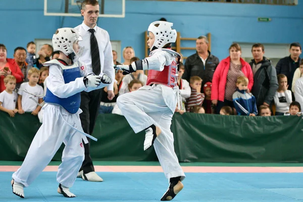 Orenburg, Rosja - 19 października 2019: Chłopcy rywalizują w taekwondo — Zdjęcie stockowe