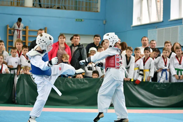 Orenburg, Rusia - 19 de octubre de 2019: Los niños compiten en taekwondo —  Fotos de Stock