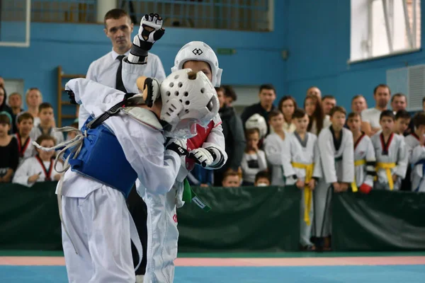 Orenburg, Russia - 19 ottobre 2019: I ragazzi gareggiano a taekwondo — Foto Stock