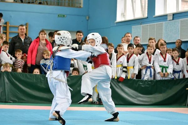 Orenburg, Russia - October 19, 2019: Boys compete in taekwondo — Stock Photo, Image