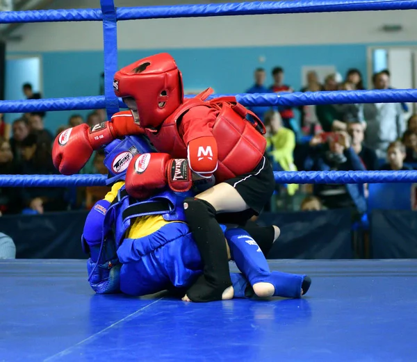 Orenburg, Rusia - 20 de octubre de 2019: Los niños compiten en el boxeo tailandés —  Fotos de Stock