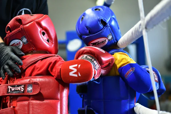 Orenburg, russland - 20. oktober 2019: jungs messen sich im thai-boxen — Stockfoto