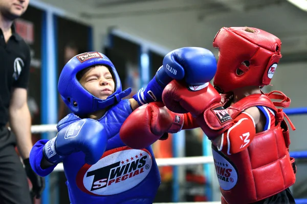 Orenburg,ロシア- 2019年10月20日:少年たちがタイボクシングで競い合う — ストック写真