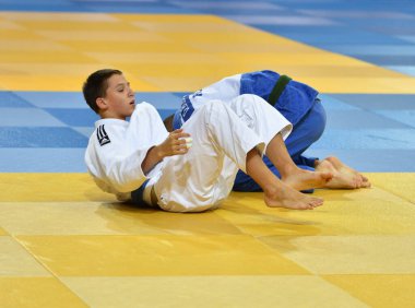 Orenburg, Rusya Federasyonu - 21 Ekim 2017: Boys V. S. Çernomirdin anısına adanmış kız ve erkek çocuklar arasında tüm Rus Judo turnuvasında Judo rekabet