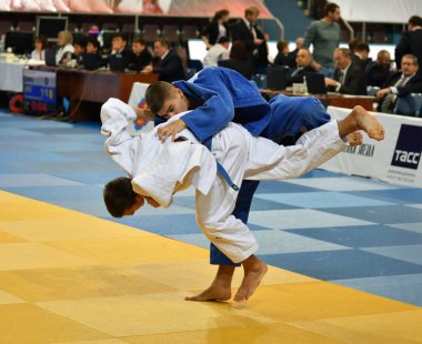 Orenburg, Rusya Federasyonu - 21 Ekim 2017: Boys V. S. Çernomirdin anısına adanmış kız ve erkek çocuklar arasında tüm Rus Judo turnuvasında Judo rekabet