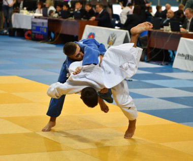 Orenburg, Rusya Federasyonu - 21 Ekim 2017: Boys V. S. Çernomirdin anısına adanmış kız ve erkek çocuklar arasında tüm Rus Judo turnuvasında Judo rekabet