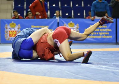 Orenburg, Rusya - 25-26 Ekim 2019: Orenburg Bölgesi Şampiyonası 'nda erkekler ve kızlar arasında silahsız erkek savunma mücadeleleri 