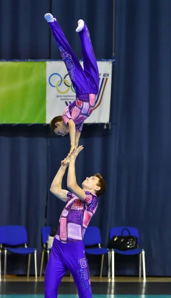 2017年5月26日至27日 俄罗斯奥伦堡 男孩在Orenburga公开锦标赛上参加体育杂技比赛 — 图库照片