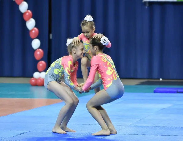 Orenburg Rusia Mayo 2017 Años Chica Compite Acrobacias Deportivas Open —  Fotos de Stock