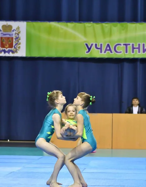 Orenburg ロシア 5月2017年 女の子は スポーツアクロバットでオープン選手権Orenburgaでスポーツアクロバットに出場 — ストック写真