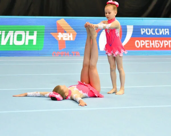 Orenburg Rússia Dezembro 2017 Ano Menina Competir Acrobacias Esportivas Campeonato — Fotografia de Stock