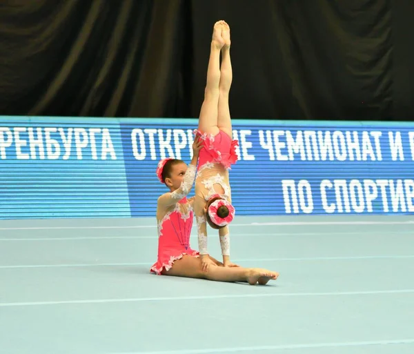 Ορενμπούργκ Ρωσία Δεκεμβρίου 2017 Έτος Κορίτσι Ανταγωνίζονται Αθλήματα Ακροβατικά Στο — Φωτογραφία Αρχείου