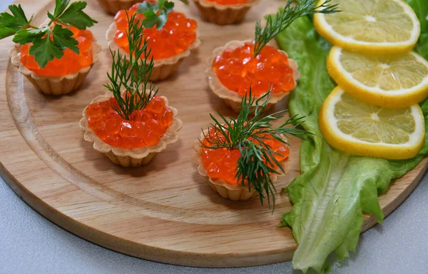Tartelettes Avec Caviar Rouge Sur Une Planche Découper — Photo