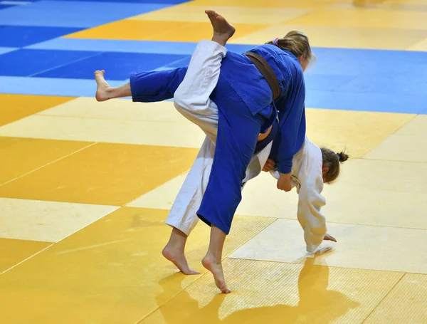 Dwie Dziewczyny Judoka Kimono Rywalizują Tatami — Zdjęcie stockowe
