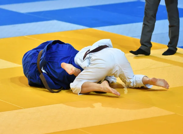 Två Tjejer Judoka Kimono Tävlar Tatamin — Stockfoto