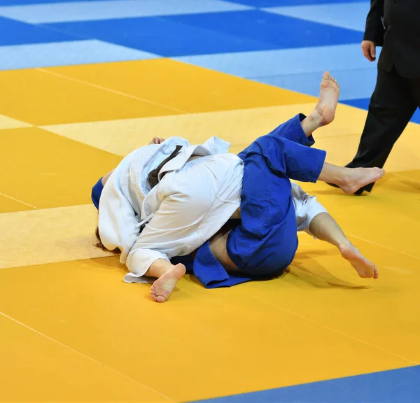 Två Tjejer Judoka Kimono Tävlar Tatamin — Stockfoto