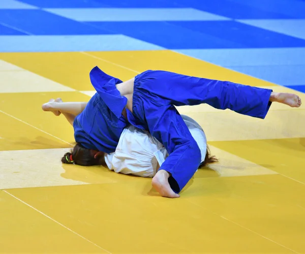 Duas Meninas Judoca Quimono Competir Tatami — Fotografia de Stock