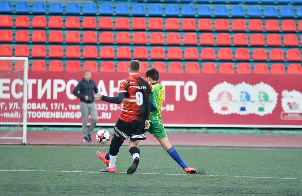 2017年6月8日俄罗斯奥伦堡 男孩在Ckf的公开锦标赛杯踢足球 — 图库照片