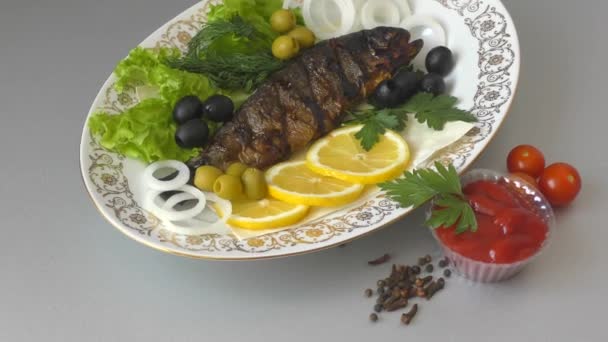 新鮮な野菜と地中海料理のトラウト — ストック動画