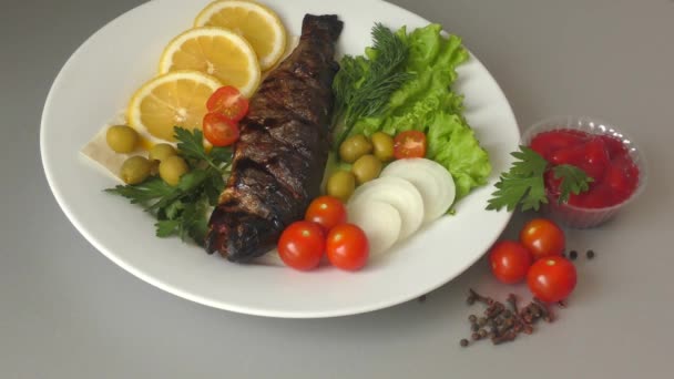 Pstrąg Kuchni Śródziemnomorskiej Świeżych Warzyw — Wideo stockowe