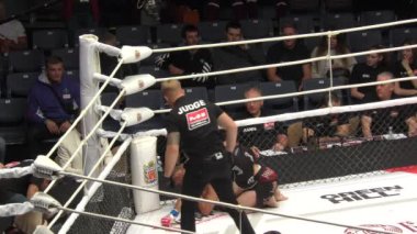 Orenburg, Rusya - 30 Ağustos 2019: Erkekler Uluslararası Dövüş Sanatları Turnuvası (MMA) M - 1 Challenge 104