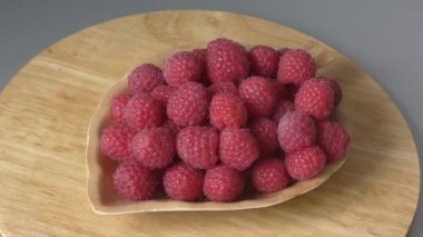 Tatlı olarak kırmızı ahududu veriliyor. 