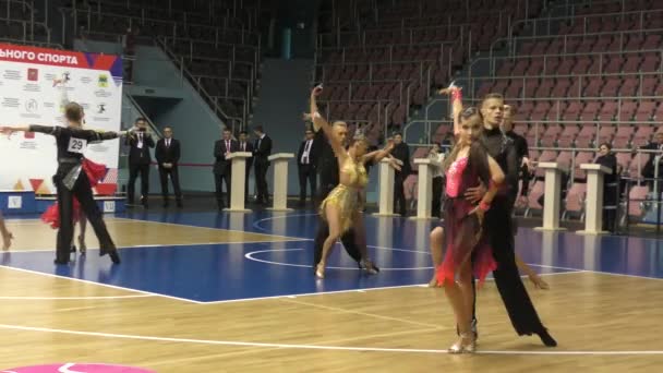 Orenburg Russland November 2019 Mädchen Und Junge Männer Wetteifern Sportlichen — Stockvideo