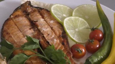 Somon (Latince. - Bir tür somon (Latince. Somon (Lat) familyasından balıklar. Salmonidae (Salmonidae), Akdeniz mutfağı geleneklerine göre pişirilmiştir.
