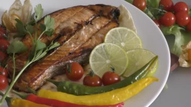 Somon (Latince. - Bir tür somon (Latince. Somon (Lat) familyasından balıklar. Salmonidae (Salmonidae), Akdeniz mutfağı geleneklerine göre pişirilmiştir.