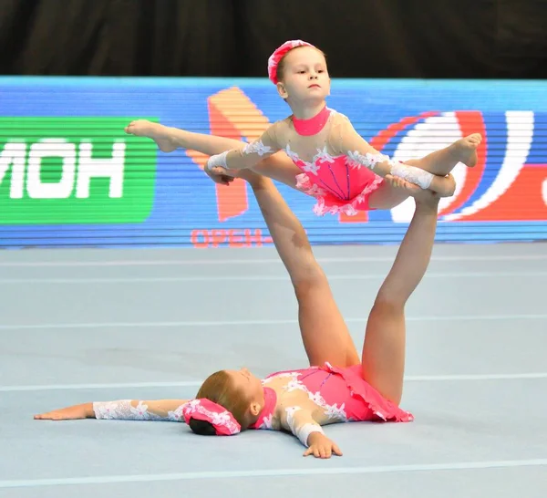 Orenburg Rússia Dezembro 2017 Ano Menina Competir Acrobacias Esportivas Campeonato — Fotografia de Stock