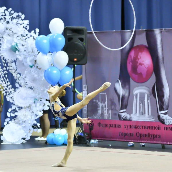 Orenburg Russia 2017年11月25日 参加Orenburg地区节奏体操锦标赛 Winter Melody 2017 的女子节奏体操比赛 — 图库照片