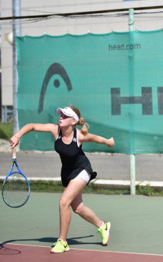 Orenburg, Rusya - 15 Ağustos 2017: Orenburg Bölgesi Tenis Federasyonu ödüllerinde oynayan kız