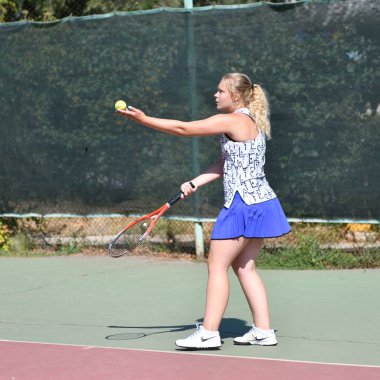 Orenburg, Rusya - 15 Ağustos 2017: Orenburg Bölgesi Tenis Federasyonu ödüllerinde oynayan kız