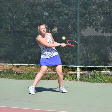 Orenburg, Rusya - 15 Ağustos 2017: Orenburg Bölgesi Tenis Federasyonu ödüllerinde oynayan kız