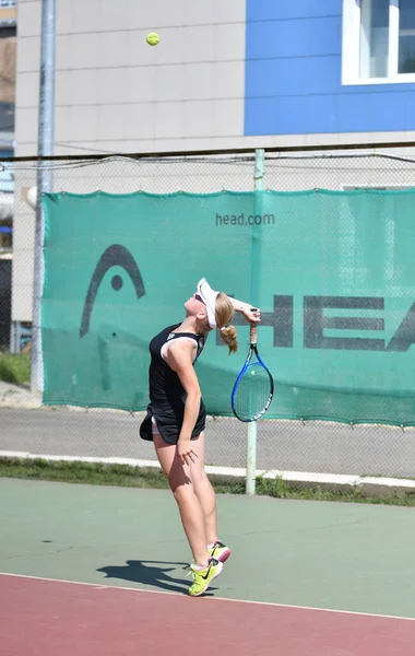 Orenburg Russland August 2017 Jahr Mädchen Spielt Tennis Auf Den — Stockfoto