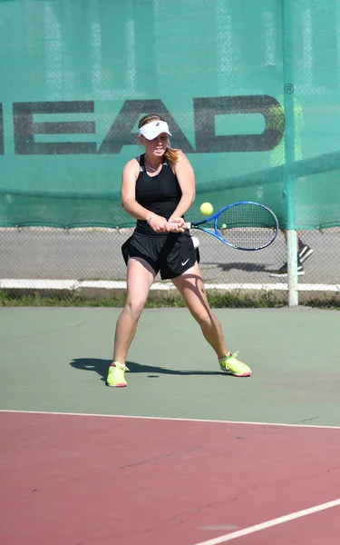 Orenburg Russland August 2017 Jahr Mädchen Spielt Tennis Auf Den — Stockfoto