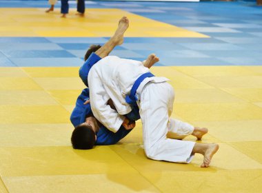 Orenburg, Rusya Federasyonu - 21 Ekim 2017: Boys V. S. Çernomirdin anısına adanmış kız ve erkek çocuklar arasında tüm Rus Judo turnuvasında Judo rekabet