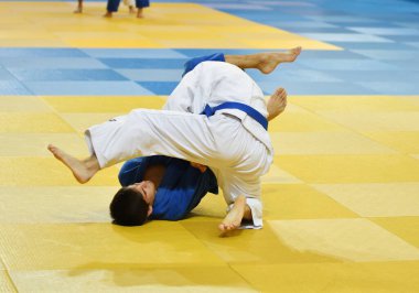 Orenburg, Rusya Federasyonu - 21 Ekim 2017: Boys V. S. Çernomirdin anısına adanmış kız ve erkek çocuklar arasında tüm Rus Judo turnuvasında Judo rekabet