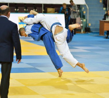 Orenburg, Rusya Federasyonu - 21 Ekim 2017: Boys V. S. Çernomirdin anısına adanmış kız ve erkek çocuklar arasında tüm Rus Judo turnuvasında Judo rekabet